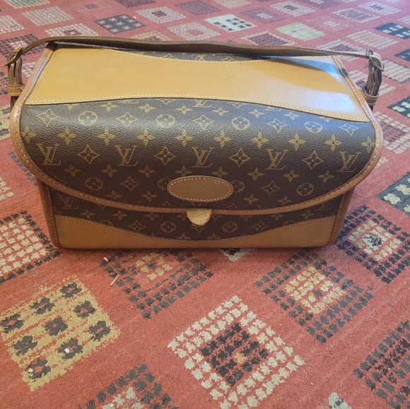 Louis Vuitton Handbags - Vuitton make up train case near mint